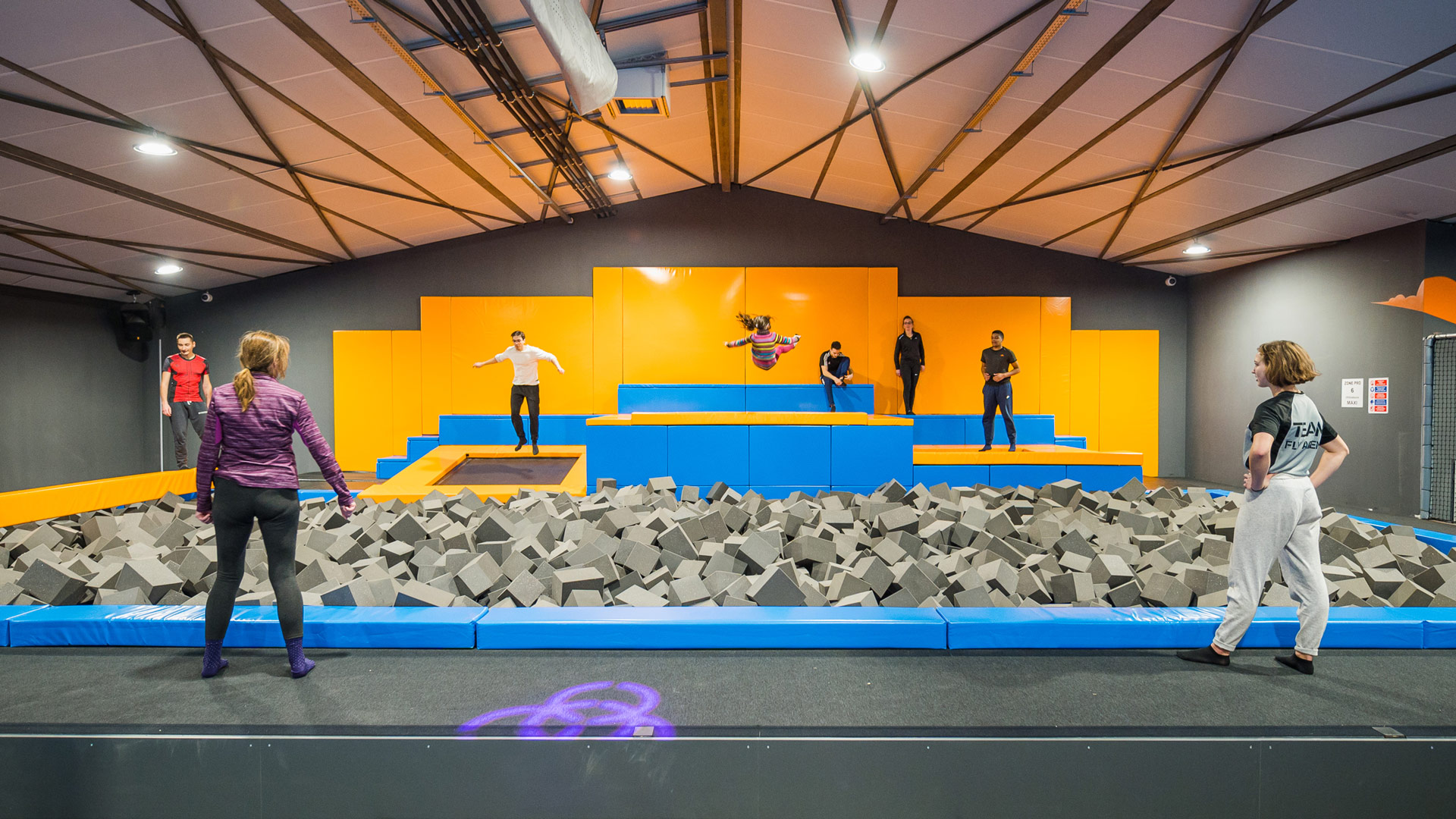 8 jump zones sur 800m² de trampolines • Fly Arena